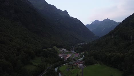 la impresionante mosca en las montañas italianas fimunnero