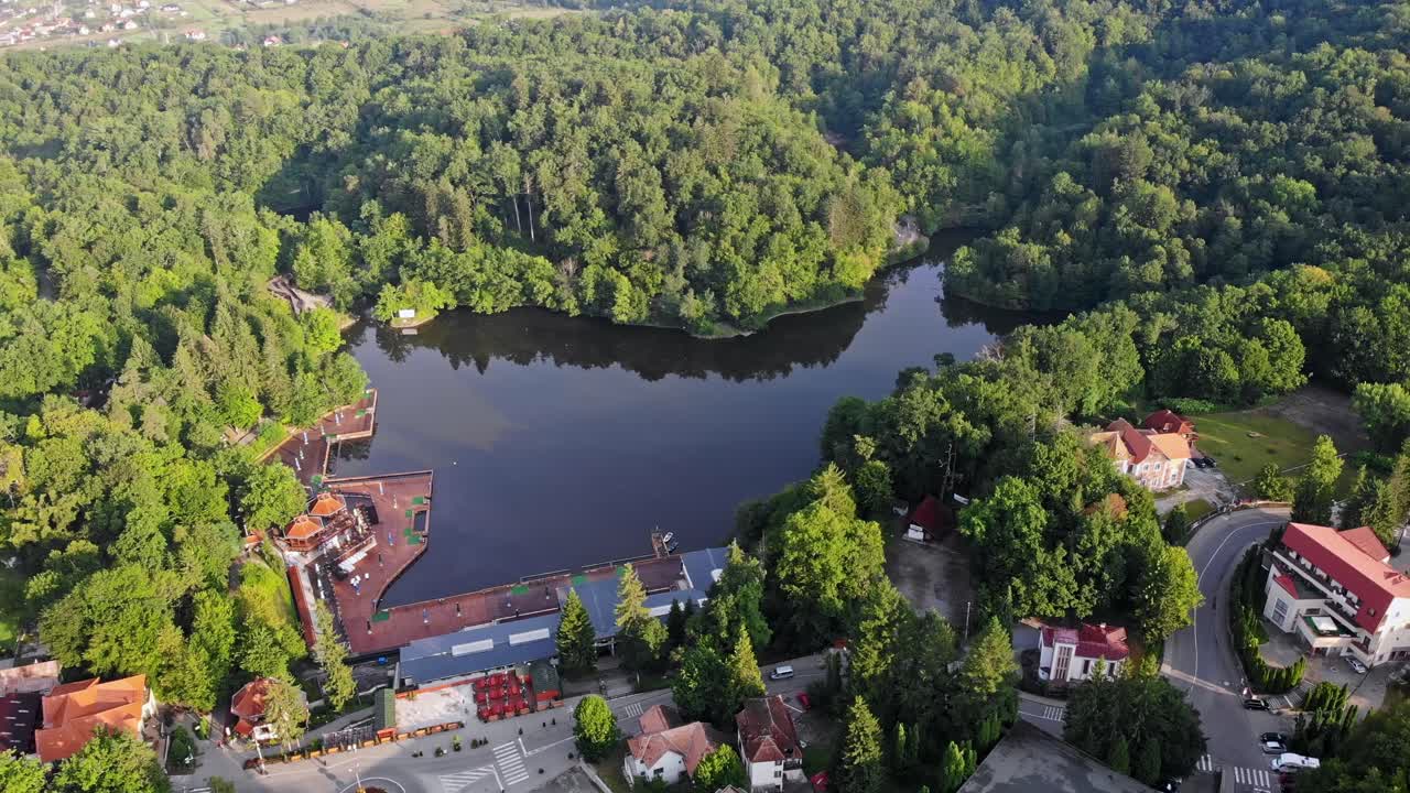 Lago Ursu, foresta e case viste dall'alto a Sovata. Foto aerea realizzata con drone