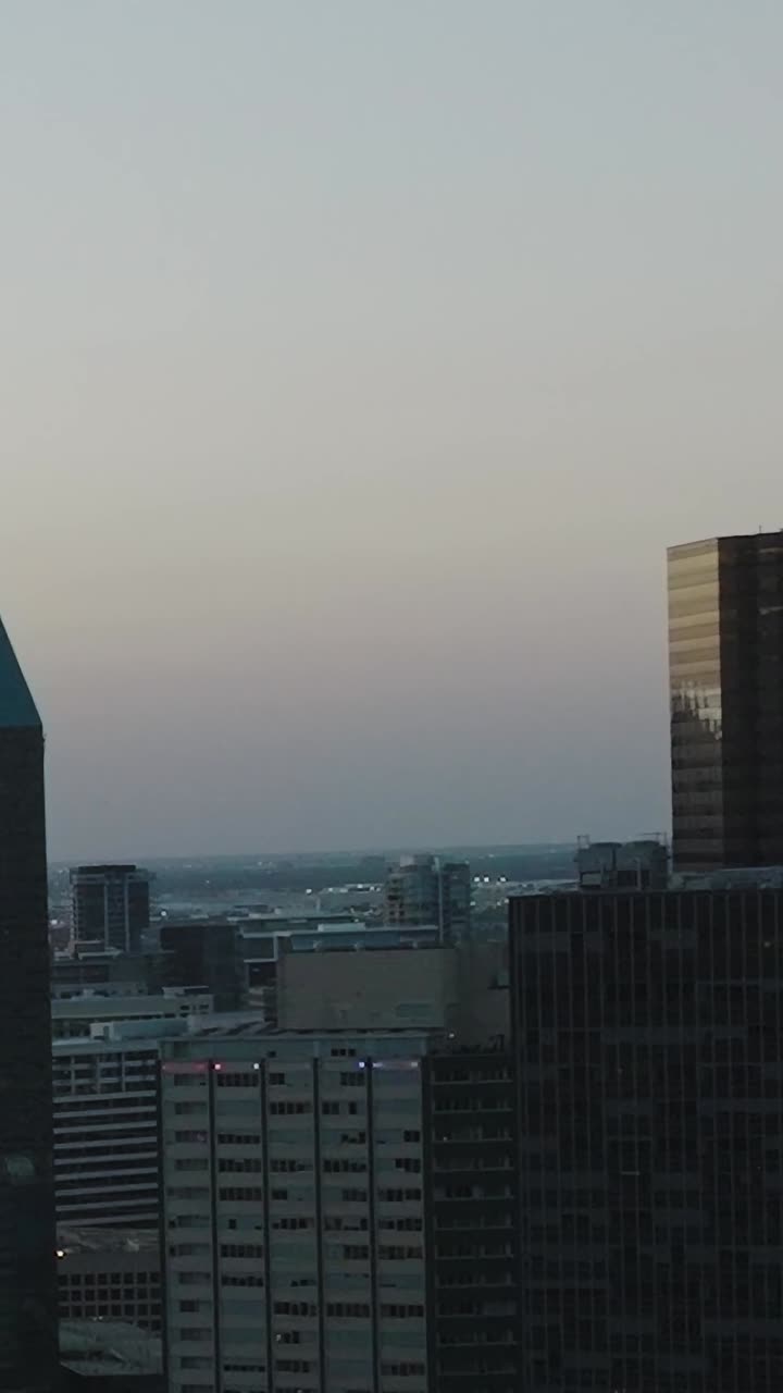 Vista del centro de Dallas con edificios y horizonte al atardecer