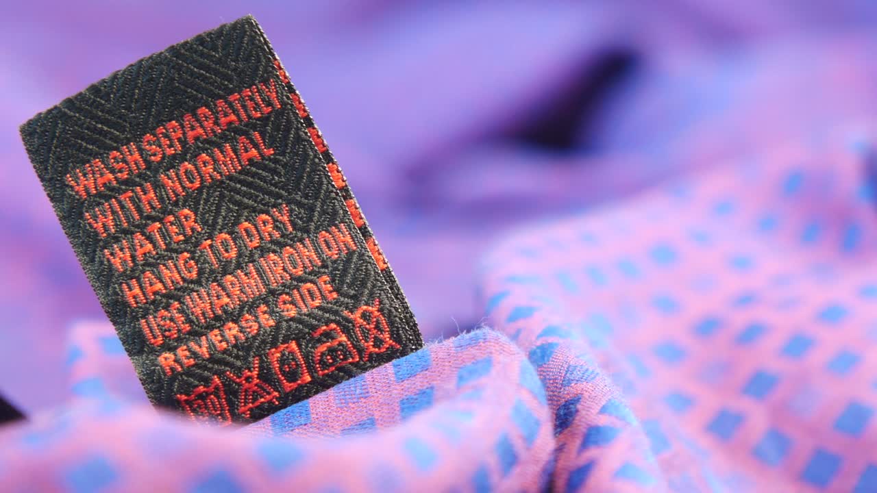 крупный план этикетки по уходу за одеждой