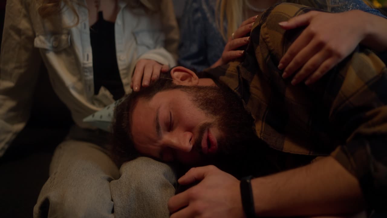 amigos consolando a una persona que duerme