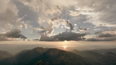 Antenne-Der-Bergkette-Im-Hinterland-Bei-Sonnenuntergang-Mit-Schöner-Wolkenbildung-Nach-Einem-Sturm-1