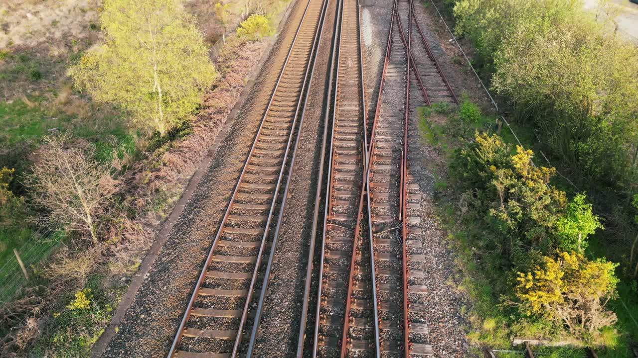 창고 에 있는 철도 노선의 을 떨어뜨리는 장면