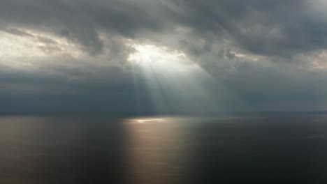 Asombrosos-Rayos-De-Dios-Sobre-El-Mar-Báltico-Nublado