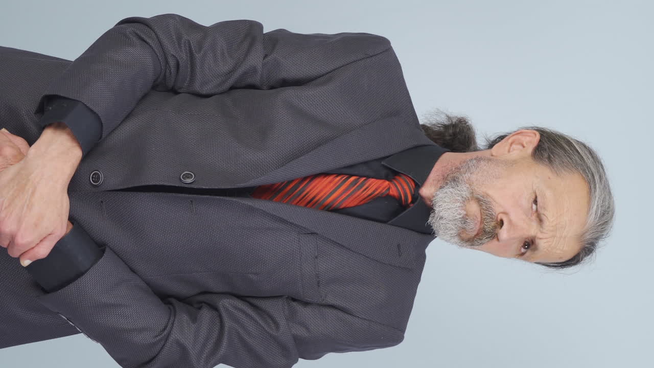 호기심 많은  ⁇ 은 사업가의 수직 비디오.