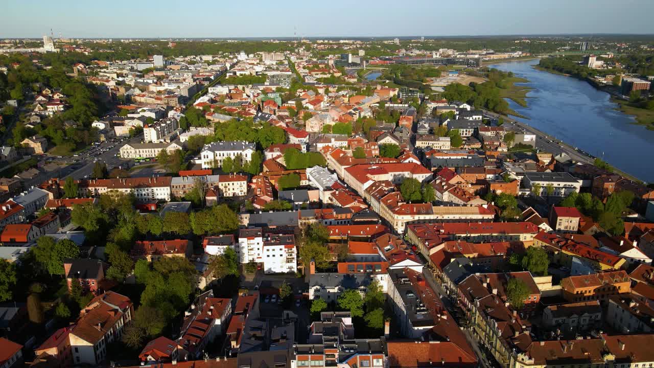 fotografía aérea de casas históricas y calles estrechas en el casco antiguo de kaunas junto al río nemunas en lituania en una tarde soleada