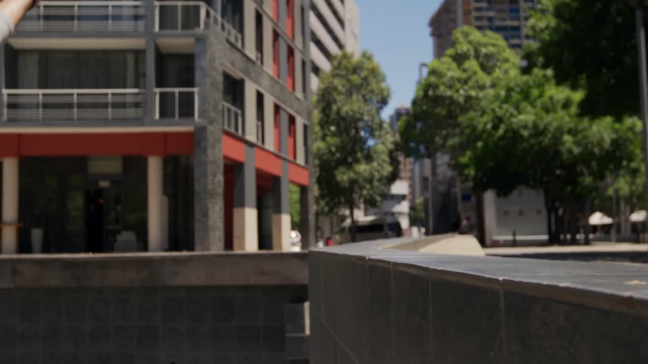 hombre caucásico practicando parkour