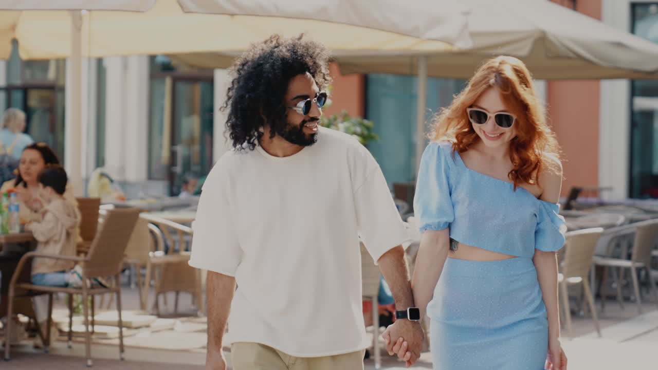 커플 이 도시 카페 에서 산책 하고 있다