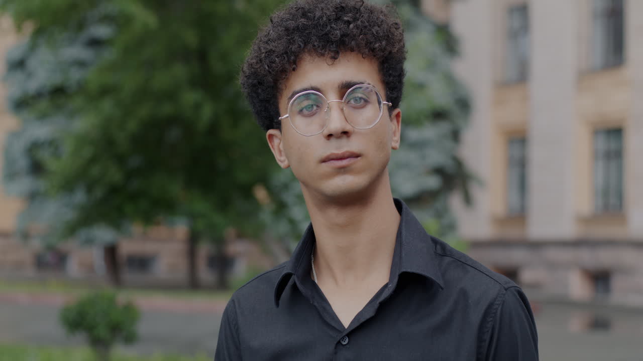Ritratto di giovane uomo in città