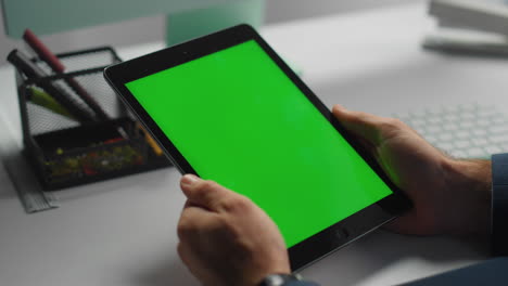 ejecutivo sostiene dispositivo de tableta verde en el lugar de trabajo. freelancer hablar entrevista de trabajo