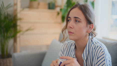 Mujer-Contemplativa-Soñando-Despierta-Con-El-Libro.