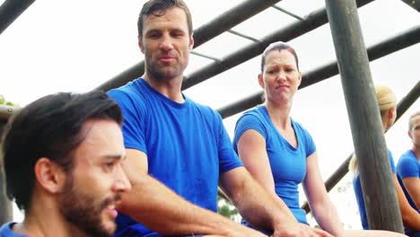 personas en forma interactuando entre sí en el campamento de entrenamiento 4k