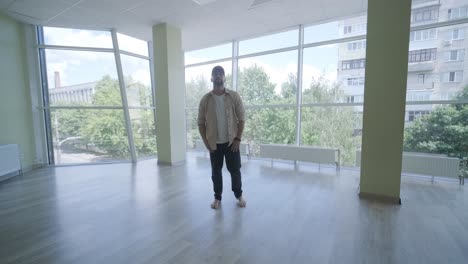 hombre bailando breakdance en un estudio moderno