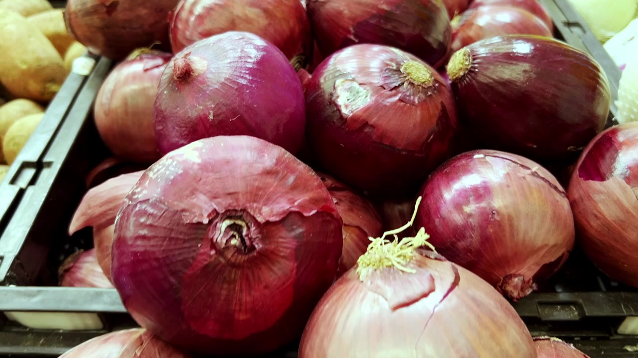 Primer plano de cebollas moradas, listas para la venta.