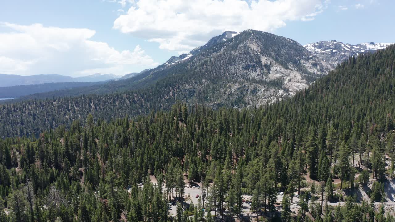 Ampia ripresa aerea in allontanamento della fitta foresta sopra Emerald Bay al Lago Tahoe in estate
