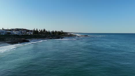 Elevándose-Sobre-La-Costa-De-Perth,-Australia-Occidental-Al-Amanecer.