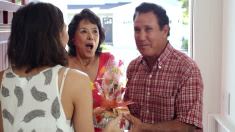 padres visitando a su hija en la nueva casa filmado en r3d