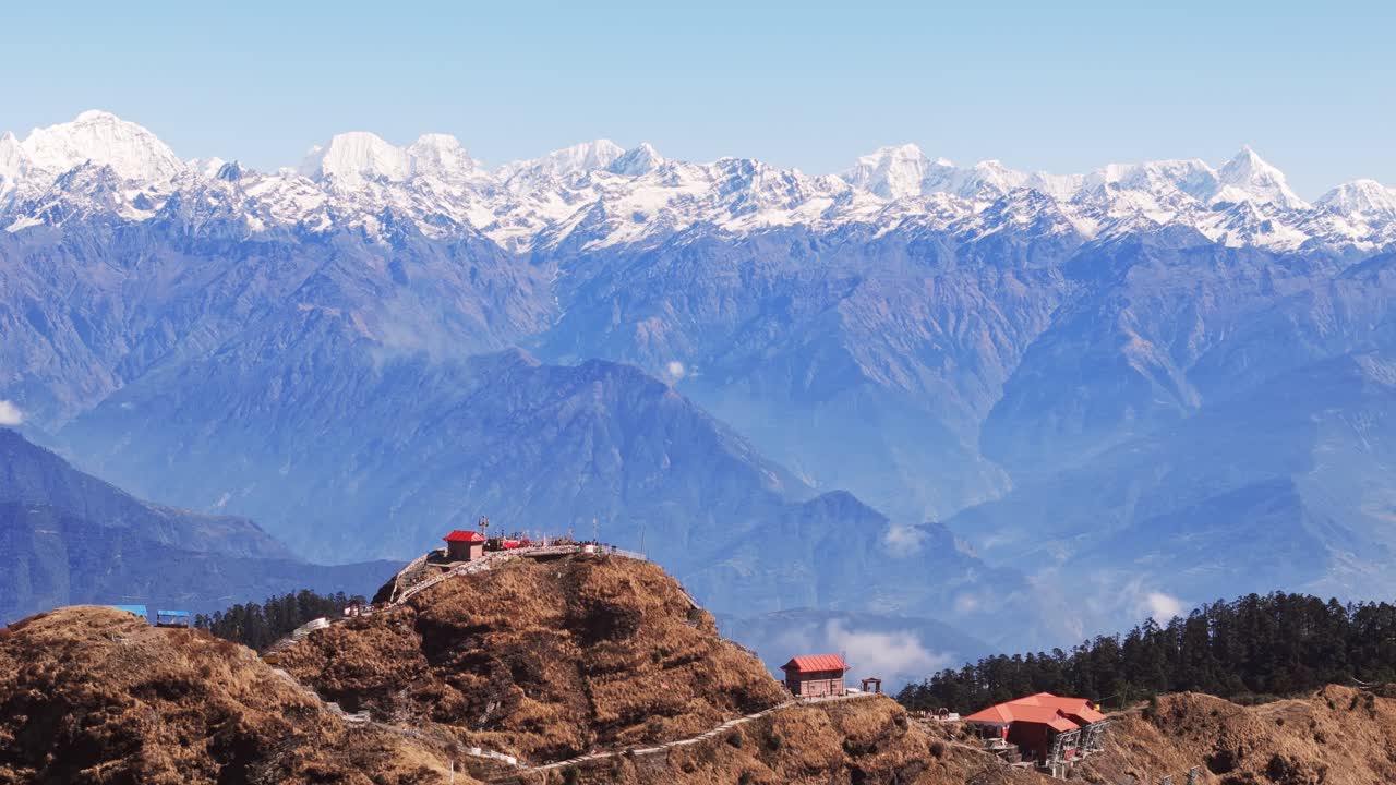 Il tempio di Kalinchowk Bhagawati a Dolakha si erge sullo sfondo delle montagne himalayane e di dolci colline, offrendo una splendida prospettiva aerea del Nepal.