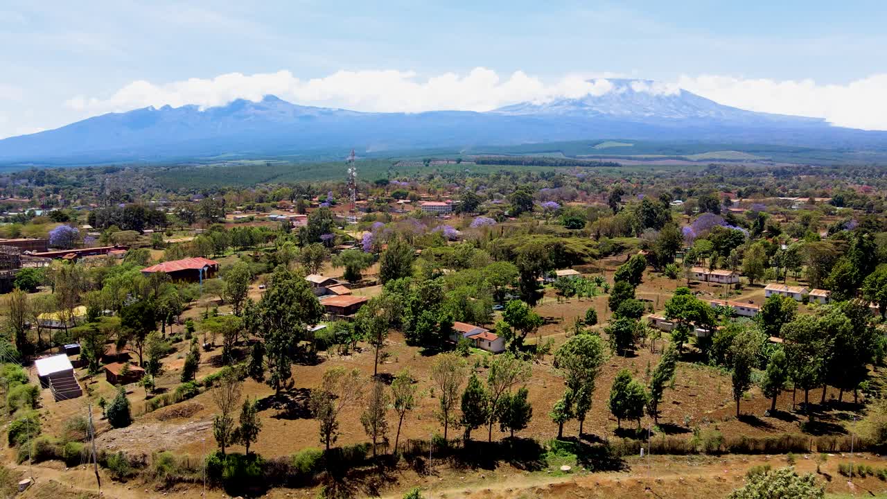 pueblo rural de kenya con el kilimanjaro en el fondo