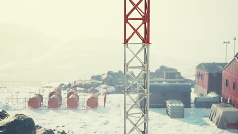 estación antártica bajo el sol de verano