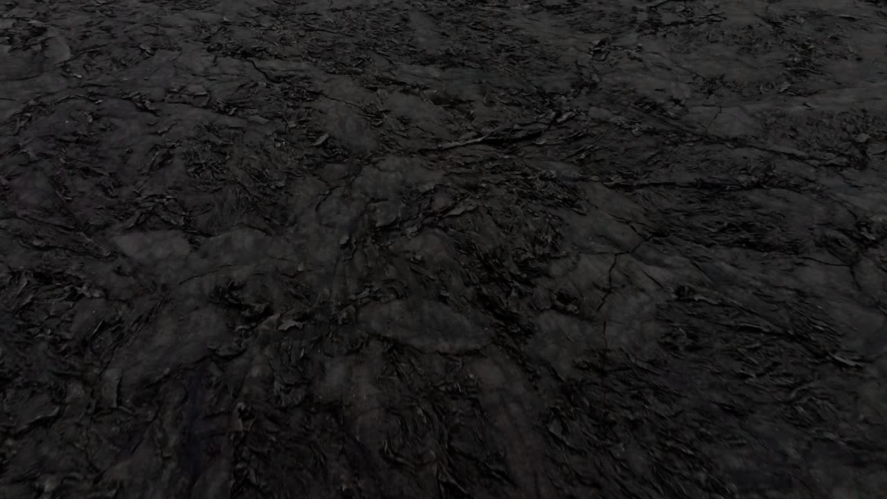 Filmato aereo realizzato con drone in Islanda che mostra i campi di lava vulcanica appena solidificati dopo una recente eruzione, rivelando texture scure, geologia allo stato grezzo e paesaggi naturali spettacolari