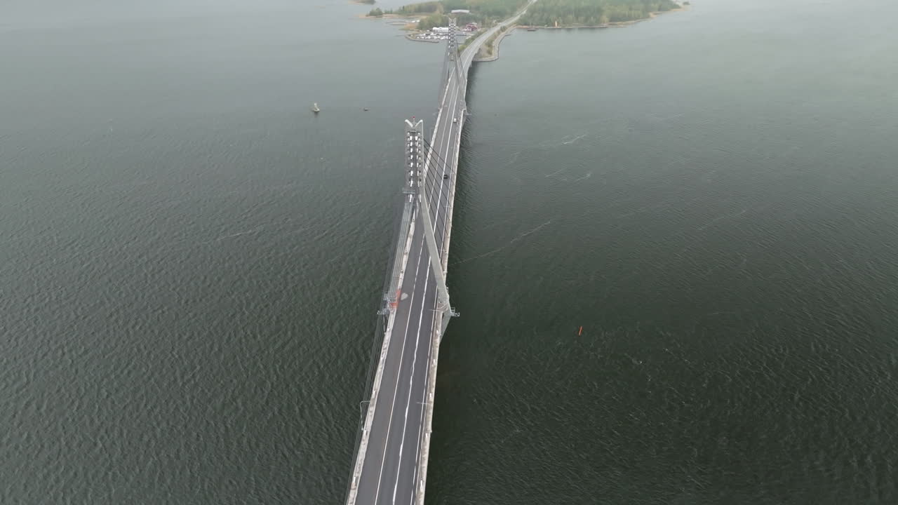 핀란드 코르솔름 에 있는 레드스텐 섬 을 가로지르는 리플롯 다리 의 항공 사진