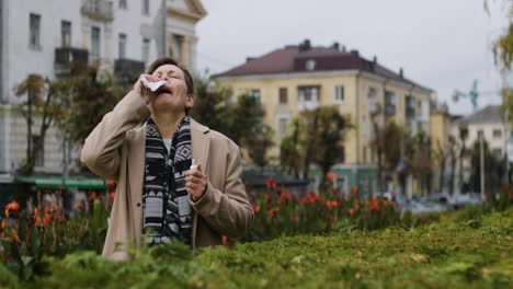 Person-with-allergy-using-paper-tissue