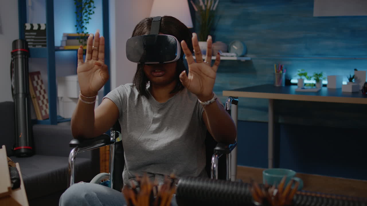 Artista con disabilità che utilizza occhiali VR in uno studio d'arte