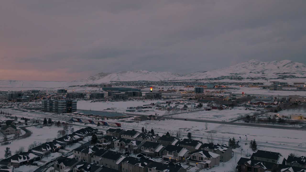 선두주자 통근열차가 눈보라 후 유타 주 레히역으로 진입합니다.