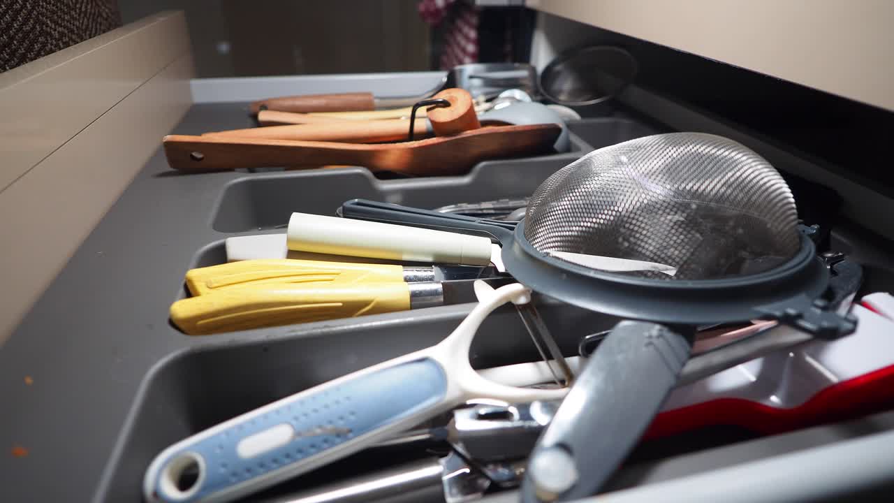 서랍에 있는 주방 용품