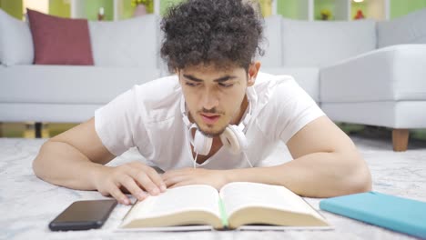 estudiante adicto al teléfono en primer plano.