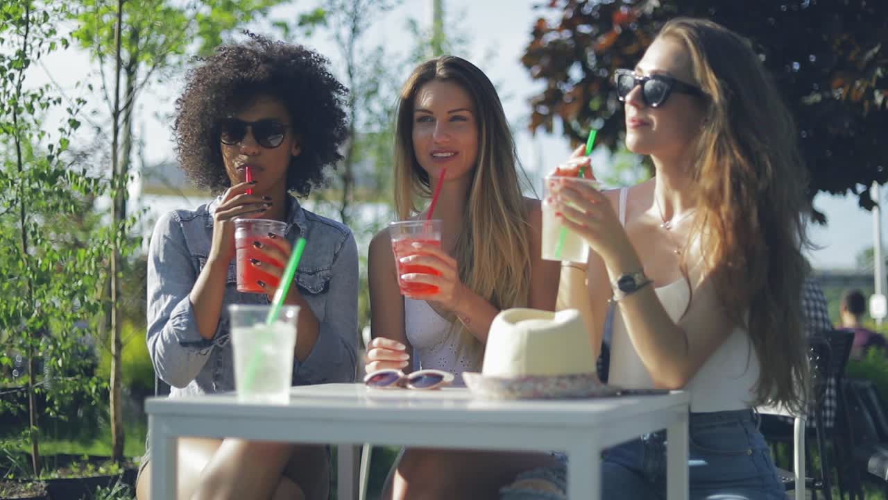 mujeres tomando bebidas en el día de verano
