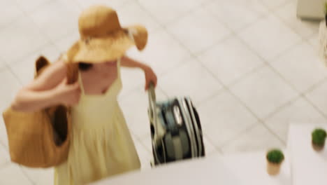 turista que llega a un balneario tropical