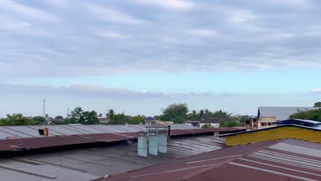 chimeneas industriales en el techo del edificio de la fábrica con cielo azul