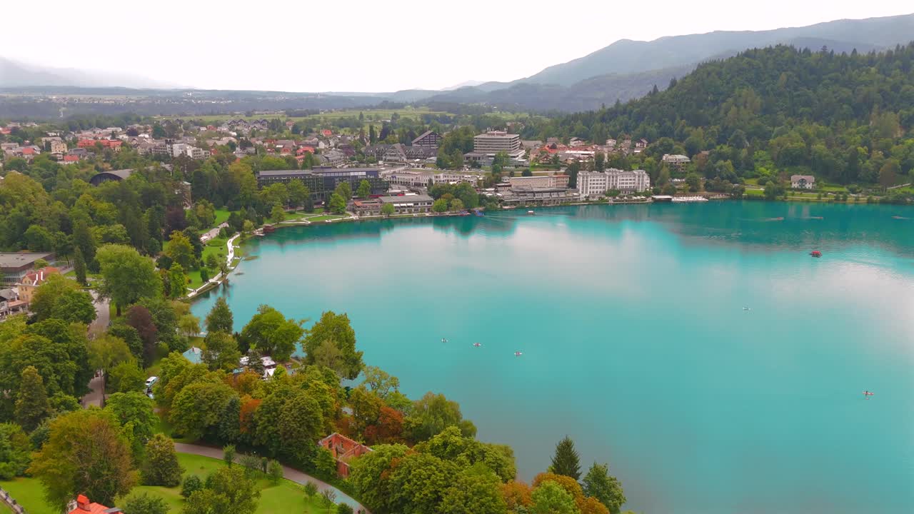 Splendide riprese con drone del Lago di Bled, Slovenia, che mostrano l'iconica isola, il castello e i paesaggi lussureggianti.