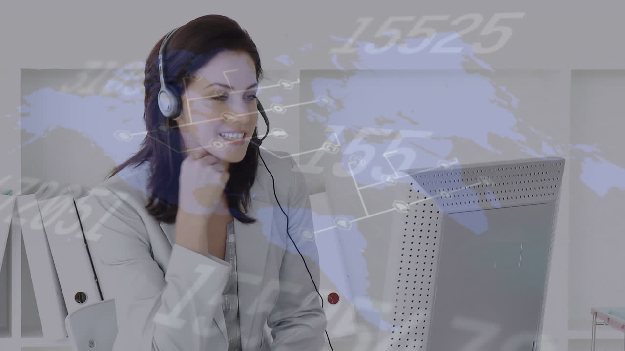 animación del mapa del mundo y procesamiento de datos sobre una mujer de negocios con auriculares