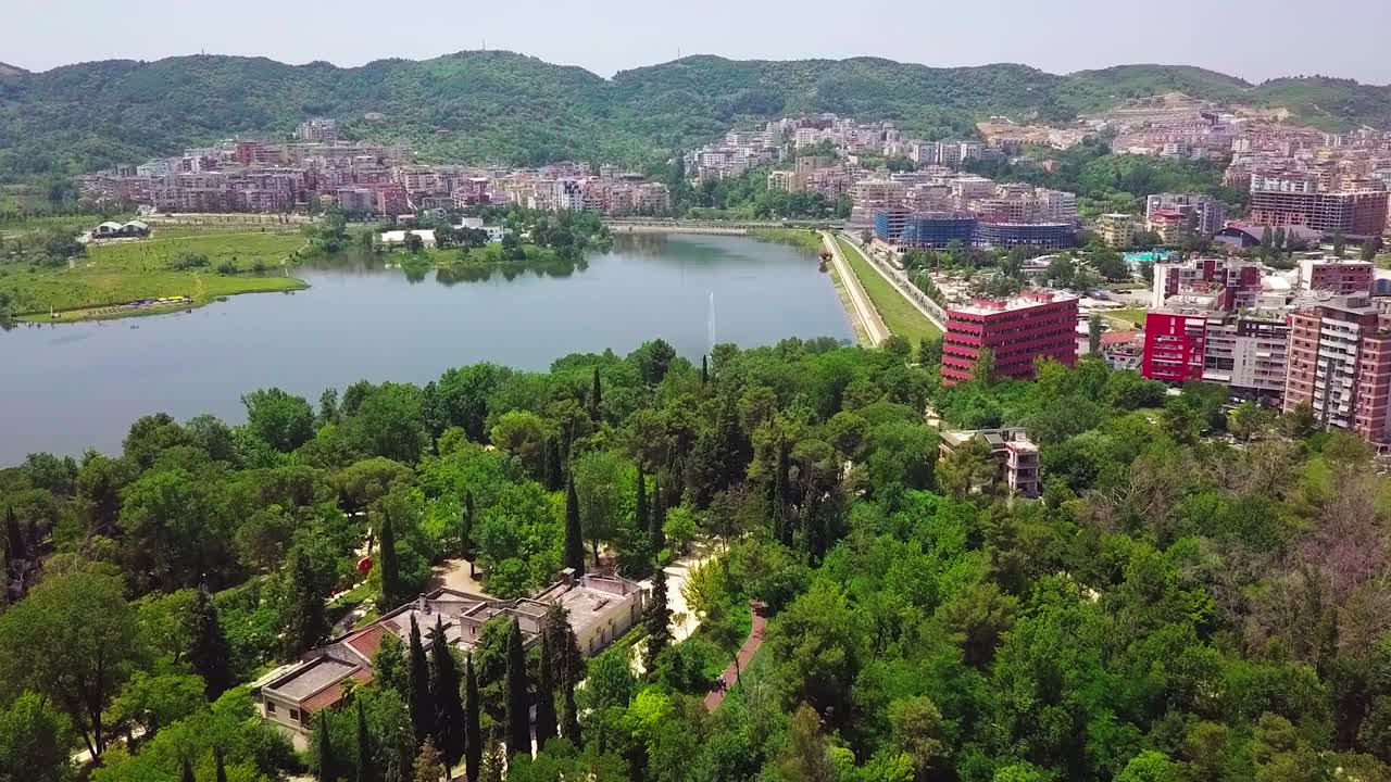 sobrevoando o belo lago artificial do grand park em tirana, albânia