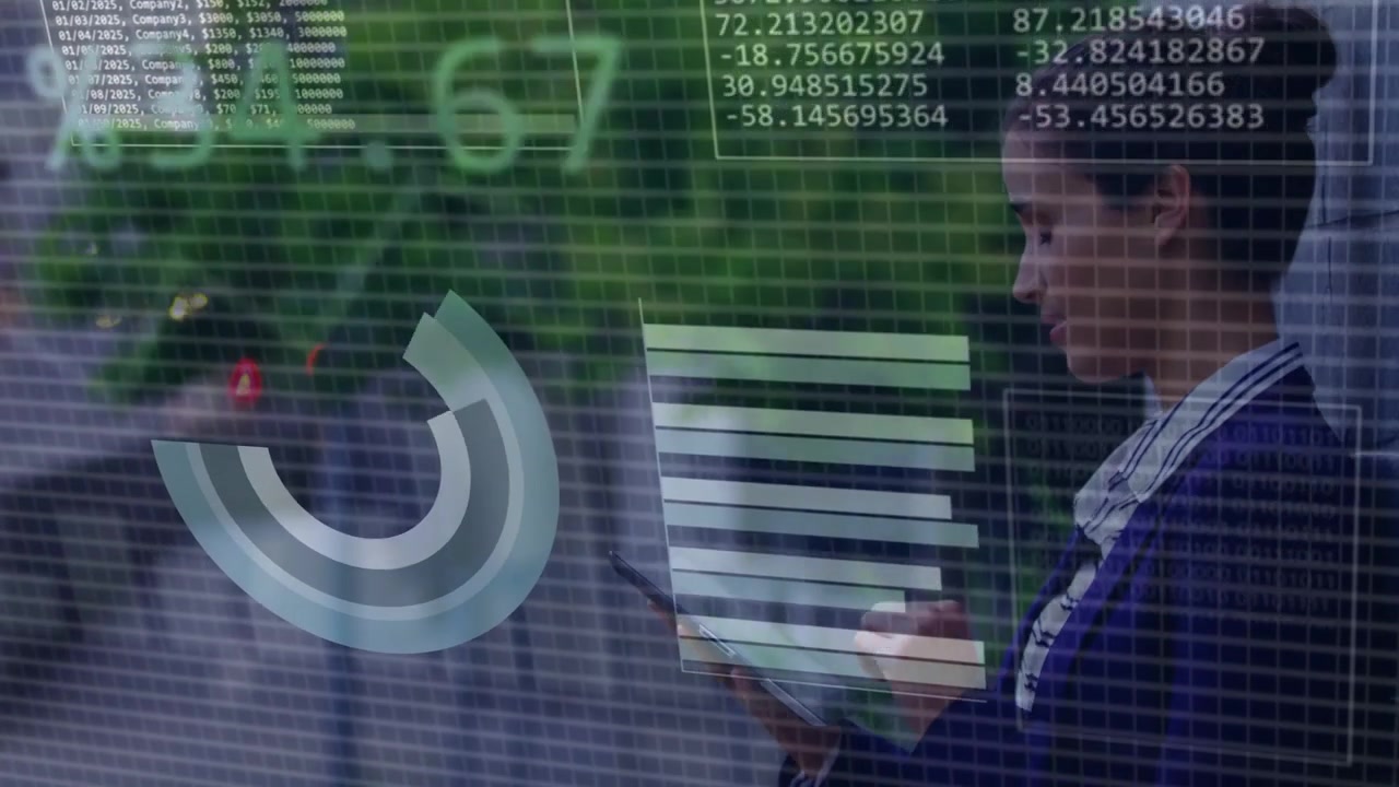 Mujer joven analizando datos de negocios digitales en una pantalla virtual.
