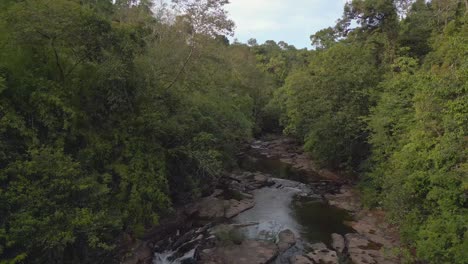 Leer-Niemand-Am-Wasserfall-Im-Dschungel