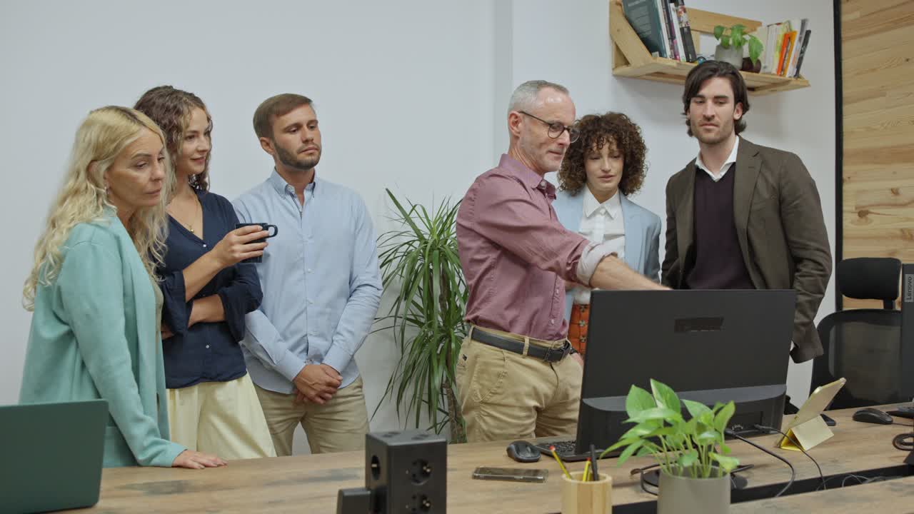 Gruppo di persone che lavorano su un computer in un ufficio