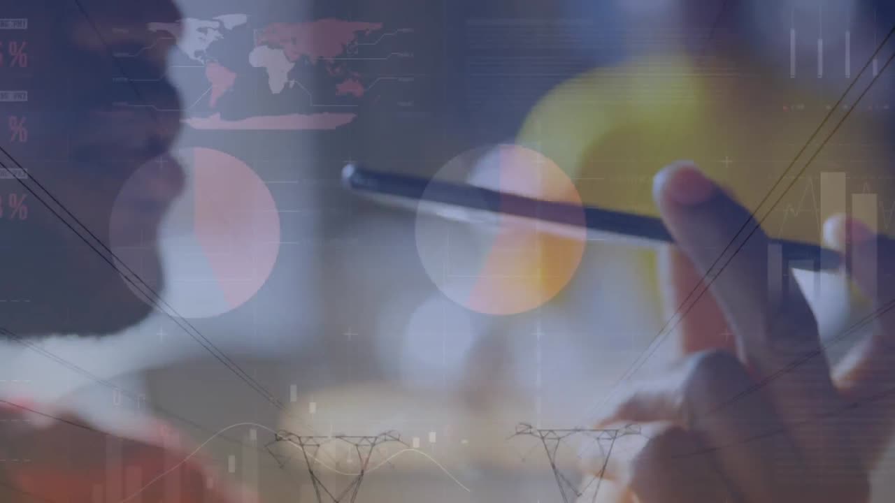 네트워크 타워에 대항하여 스마트폰으로 대화하는 아프리카계 미국인 남성의 데이터 처리의 애니메이션