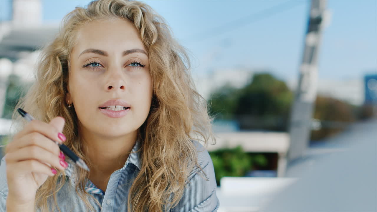 카페 젊은 여성이 이리저리 본 프레젠테이션 대담자와 이야기하는 비즈니스 미팅