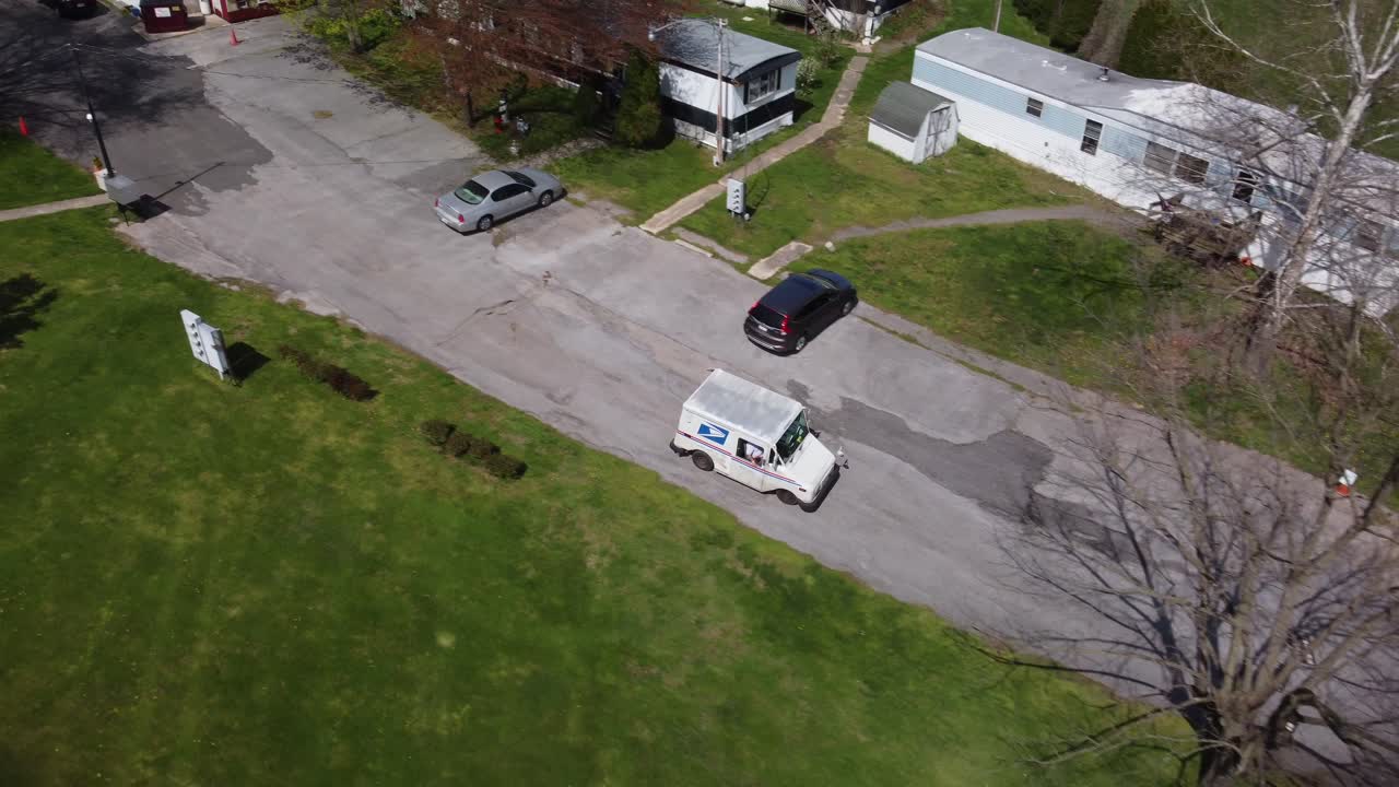 cartero en el vehículo de entrega de correo conduciendo la entrega de correo