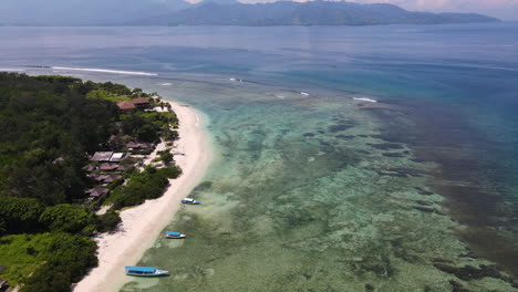 Playa-De-Arena-Blanca-E-Isla-Tropical-Rodeada-De-Mar-Azul-Brillante-En-Bali,-Indonesia-Durante-El-Verano