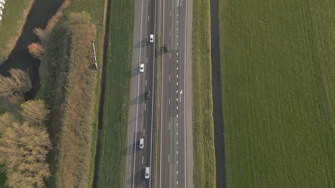 네덜란드 에 있는 아메르스포르트 시 의 고속도로 에서 볼 수 있는 모습