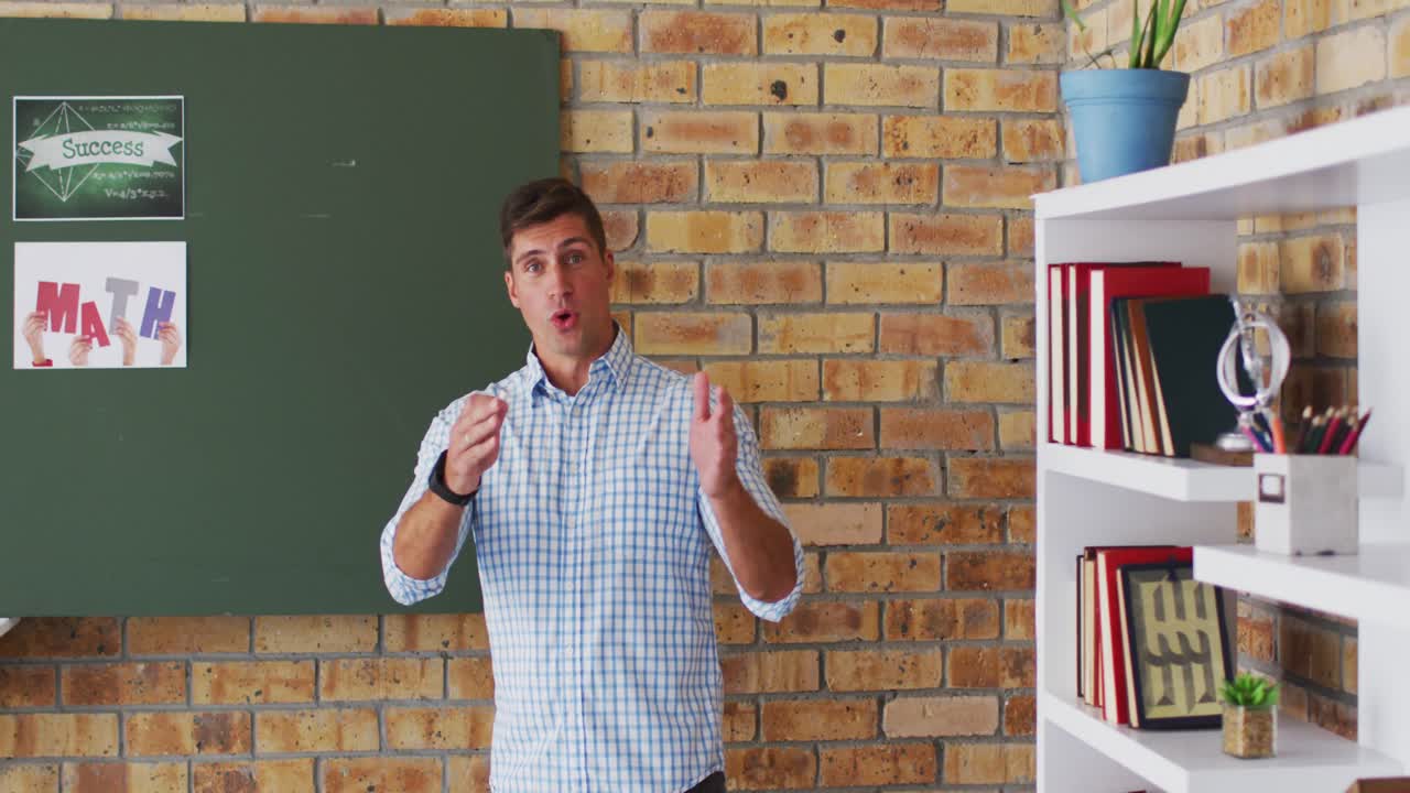 profesor masculino caucásico de pie en el pizarrón dando una lección en línea a la cámara