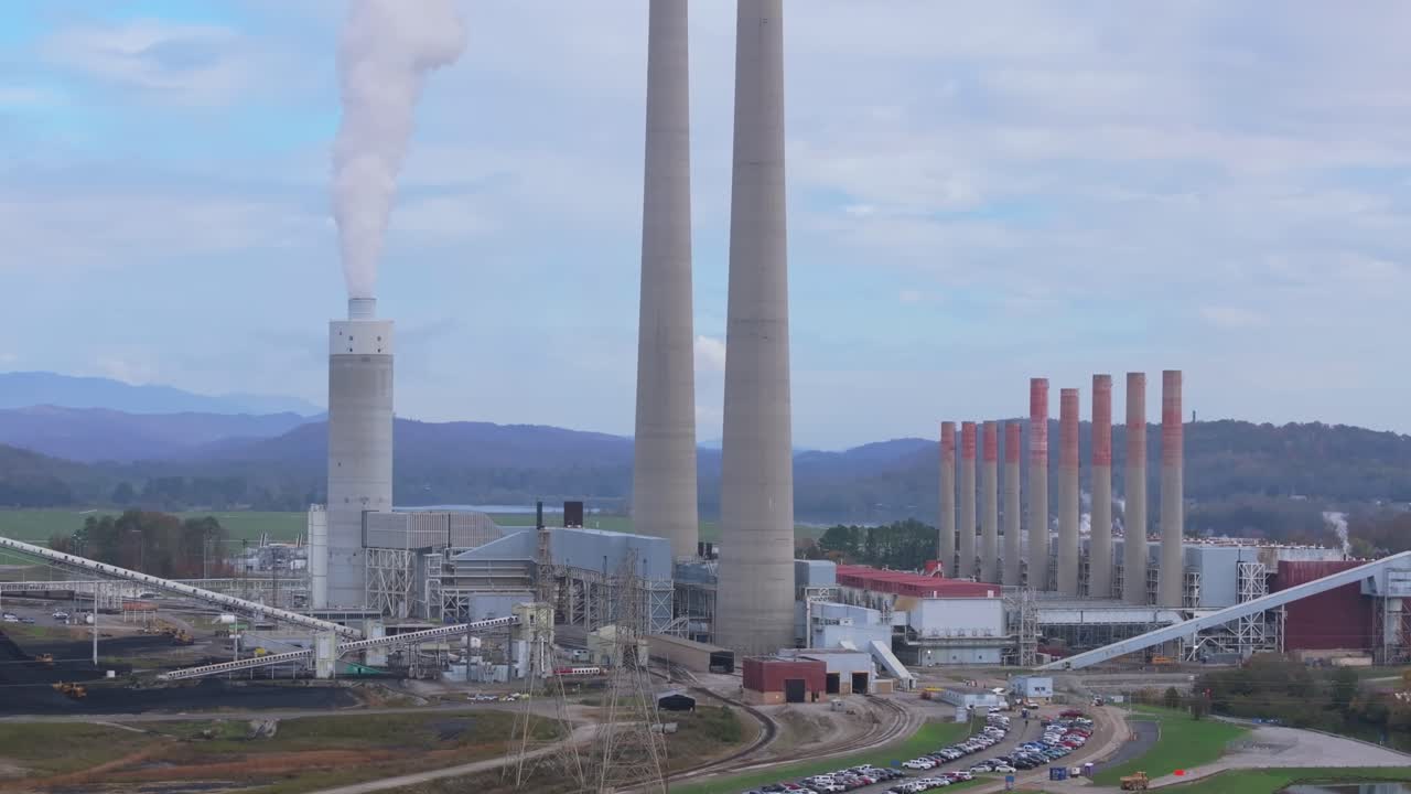 Kingston coal plant in Tennessee with tall smoke stacks, industrial scene