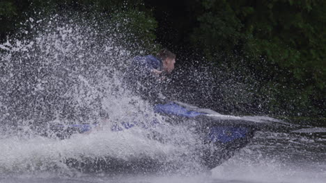 Extremsport-Jetski,-Der-Im-Fluss-Planscht