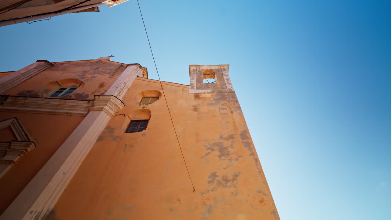 Passeggia tra le vie strette ed esplora la vecchia fortezza a Calvi, in Corsica, Francia