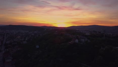 Sunset-Red-Skyline-In-Cluj,-Rumänien,-Siebenbürgen